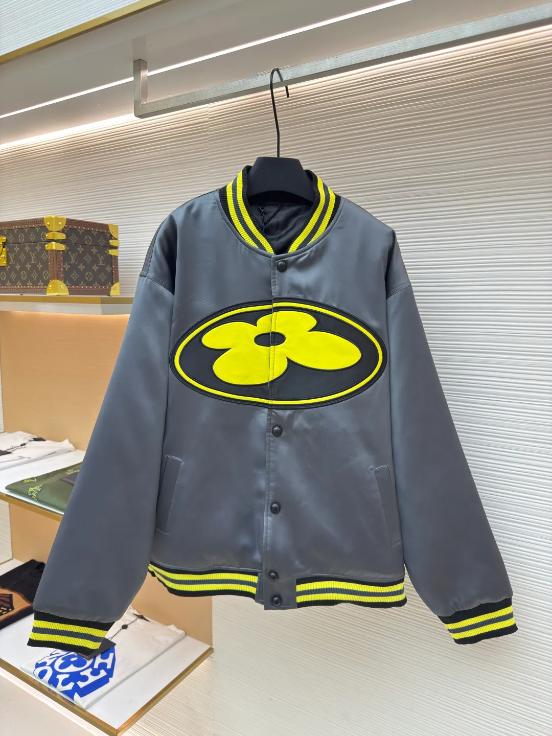 LOUIS VUITTON Silk Satin Baseball Tunic Jacket ●Authentic product: Purchased and developed by 30074 ●Item No.: 1680551-C10 ●Fabric: Jacket fabric ●Technology: Positioning cutting machine ●Version: Fitted version ●Weight: about 1085 grams ●Size: 46-48-50-52 ●Description: The silk satin baseball tunic jacket is from the 2025 autumn and winter show, and will attract attention from LV Floral patches and a scripted Vuitton logo adorn the front and back, echoing the ribbing on the collar, cuffs and hem. A lightweight quilted lining and hidden pockets round out the functionality. The overall wiring is straight and delicate, the fabric is comfortable and soft, and the color is consistent without color difference. It can be matched with the same style to create a fashionable look and control various occasions. Customized accessories, complete with three standards, same style for men and women!